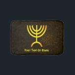 Menorah Flame Badematte<br><div class="desc">Eine braune und goldene digitale Darstellung der jüdischen siebenverzweigten Menorah (Hebräisch: מְ נ וֹ רָ ). Fügen Sie Ihren eigenen Text hinzu. Die siebenverzweigte Menorah, die im tragbaren Set von Moses in der Wildnis und später im Tempel in Jerusalem verwendet wird, ist seit der Antike ein Symbol des Judentums und...</div>