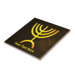 Menorah Flame Fliese<br><div class="desc">Eine digitale Darstellung der jüdischen siebenverzweigten Menorah (Hebräisch: מְ נ וֹ רָ ‎). Passen Sie Ihren eigenen Text an. Die siebenverzweigte Menorah, die im tragbaren Set von Moses in der Wildnis und später im Tempel in Jerusalem verwendet wird, ist seit der Antike ein Symbol des Judentums und das Emblem des...</div>