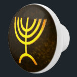 Menorah Flame Keramikknauf<br><div class="desc">Eine braune und goldene digitale Darstellung der jüdischen siebenverzweigten Menorah (Hebräisch: מְ נ וֹ רָ ‎). Die siebenverzweigte Menorah, die im tragbaren Set von Moses in der Wildnis und später im Tempel in Jerusalem verwendet wird, ist seit der Antike ein Symbol des Judentums und das Emblem des modernen Staat Israel....</div>
