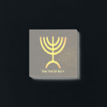 Menorah Flame Post-it Klebezettel<br><div class="desc">Eine braune und goldene digitale Darstellung der jüdischen siebenverzweigten Menorah (Hebräisch: מְ נ וֹ רָ ). Passen Sie Ihren eigenen Text an. Die siebenverzweigte Menorah, die im tragbaren Set von Moses in der Wildnis und später im Tempel in Jerusalem verwendet wird, ist seit der Antike ein Symbol des Judentums und...</div>