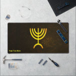 Menorah Flame Schreibtischunterlage<br><div class="desc">Eine braune und goldene digitale Darstellung der jüdischen siebenverzweigten Menorah (Hebräisch: מְ נ וֹ רָ ). Passen Sie Ihren eigenen Text an. Die siebenverzweigte Menorah, die im tragbaren Set von Moses in der Wildnis und später im Tempel in Jerusalem verwendet wird, ist seit der Antike ein Symbol des Judentums und...</div>