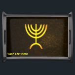 Menorah Flame Serviertablett<br><div class="desc">Eine braune und goldene digitale Darstellung der jüdischen siebenverzweigten Menorah (Hebräisch: מְ נ וֹ רָ ). Passen Sie Ihren eigenen Text an. Die siebenverzweigte Menorah, die im tragbaren Set von Moses in der Wildnis und später im Tempel in Jerusalem verwendet wird, ist seit der Antike ein Symbol des Judentums und...</div>