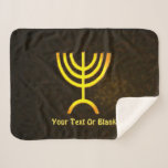 Menorah Flame Sherpadecke<br><div class="desc">Eine braune und goldene digitale Darstellung der jüdischen siebenverzweigten Menorah (Hebräisch: מְ נ וֹ רָ ). Fügen Sie Ihren eigenen Text hinzu. Die siebenverzweigte Menorah, die im tragbaren Set von Moses in der Wildnis und später im Tempel in Jerusalem verwendet wird, ist seit der Antike ein Symbol des Judentums und...</div>