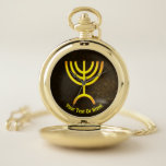 Menorah Flame Taschenuhr<br><div class="desc">Eine digitale Darstellung der jüdischen siebenverzweigten Menorah (Hebräisch: מְ נ וֹ רָ ‎). Die siebenverzweigte Menorah, die im tragbaren Set von Moses in der Wildnis und später im Tempel in Jerusalem verwendet wird, ist seit der Antike ein Symbol des Judentums und das Emblem des modernen Staat Israel. Der Kohanim zündete...</div>