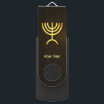 Menorah Flame USB Stick<br><div class="desc">Eine braune und goldene digitale Darstellung der jüdischen siebenverzweigten Menorah (Hebräisch: מְ נ וֹ רָ ‎). Fügen Sie Ihren eigenen Text hinzu. Die siebenverzweigte Menorah, die im tragbaren Set von Moses in der Wildnis und später im Tempel in Jerusalem verwendet wird, ist seit der Antike ein Symbol des Judentums und...</div>