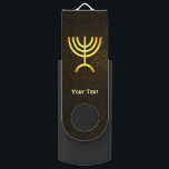 Menorah Flame USB Stick<br><div class="desc">Eine braune und goldene digitale Darstellung der jüdischen siebenverzweigten Menorah (Hebräisch: מְ נ וֹ רָ ). Fügen Sie Ihren eigenen Text hinzu. Die siebenverzweigte Menorah, die im tragbaren Set von Moses in der Wildnis und später im Tempel in Jerusalem verwendet wird, ist seit der Antike ein Symbol des Judentums und...</div>