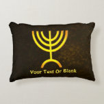 Menorah Flame Zierkissen<br><div class="desc">Eine braune und goldene digitale Darstellung der jüdischen siebenverzweigten Menorah (Hebräisch: מְ נ וֹ רָ ‎). Fügen Sie Ihren eigenen Text sowohl auf der Vorder- als auch auf der Rückseite ein. Die siebenverzweigte Menorah, die im tragbaren Set von Moses in der Wildnis und später im Tempel in Jerusalem verwendet wird,...</div>