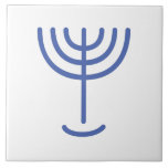 Menorah Gold-Look Blue White Fliese<br><div class="desc">Menorah Gold-Look Paleo Hebräisch Schrift. Personalisieren Sie das, indem Sie Ihren eigenen Namen hinzufügen. Um dies zu Ihrem eigenen Design "Klicken Sie auf "Weitere Anpassungen" ... oder "Dieses Design übertragen", um das gleiche Design auf ein anderes Produkt zu drucken. Woher kommt die Menorah? Es kommt aus der Bibel, in dem...</div>