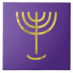 Menorah Gold-Look Lila Fliese<br><div class="desc">Menorah Gold-Look. Personalisieren Sie das, indem Sie Ihren eigenen Namen hinzufügen. Um dies zu Ihrem eigenen Design "Klicken Sie auf "Weitere Anpassungen" ... oder "Dieses Design übertragen", um das gleiche Design auf ein anderes Produkt zu drucken. Woher kommt die Menorah? Es kommt aus der Bibel, in dem Buch des Exodus,...</div>