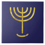 Menorah Gold Look on Navy Fliese<br><div class="desc">Menorah mit Paleo Hebräisch Schrift. Personalisieren Sie diese, indem Sie "Klicken Sie, um weiter anzupassen" wählen, um dies zu Ihrem eigenen Design zu machen. Oder 'Übertragen Sie dieses Design', um ein und dasselbe Design auf ein anderes Produkt zu drucken. Und du sollst einen Kerzenhalter aus reinem Gold machen: aus geschlagenem...</div>