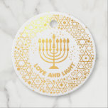 Menorah Hannukah Geschenkanhänger<br><div class="desc">Feiern Sie acht Tage und acht Nächte des Festivals der Lichter mit Hanukkah-Karten und Geschenken. Das Lichterfest ist hier. Lächle die Menorah,  spiele mit dem dreiel und feiere auf Latkes und Sufganiyots. Feiern Sie den Geist von Hanukkah mit Freunden,  Familie und Lieben,  indem Sie ihnen Happy Hanukkah wünschen.</div>