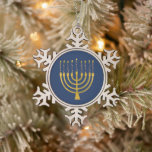 Menorah Hanukkah Blaue Kerzen Zeichnend Schneeflocken Zinn-Ornament<br><div class="desc">Imitate Goldfolie menorah Kerzen für Ihre Hanukka Feier. Whimsical menorah Illustration mit weißen Sternen bedeckte Himmelskerzen auf einem Imitat Gold menorah Kerzenständer. Menorah Sterne Hanukkah illustrierte Design Geschenke und Papierprodukte.</div>