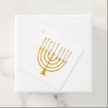 Menorah Hanukkah Celestial Candles Wedding Geschenkanhänger<br><div class="desc">Imitate Goldfolie menorah Kerzen für Ihre Hanukka Feier. Whimsical menorah Illustration mit weißen Sternen bedeckte Himmelskerzen auf einem Imitat Gold menorah Kerzenständer. Menorah elegante Sterne Hochzeit Hanukkah illustrierte Design Geschenke und Papierprodukte.</div>