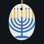 Menorah Keramikornament<br><div class="desc">Der Menorah Entwurf ist schön und hell und füllt Sie zum Rand mit Feiertagsgeist und ist auf Geschenken,  Tabellenläufer,  Küchenwäschen,  Wohngestaltung und auf allen Sachen Chanukka perfekt!</div>