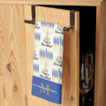 Menorah mit Lights Happy Hanukkah Monogram Geschirrtuch<br><div class="desc">Dieses Design ist besonders geeignet für das Feiern der Hanukkah-Saison. Es zeigt unsere originale Menorah-Vektorgrafik mit Skripttext-Kalligrafie,  "Happy Hanukkah" Gruß.  Composite Design von Holiday Hearts Designs (Rechte vorbehalten).</div>