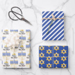 Menorah mit Lights Happy Hanukkah Wrapping Paper Geschenkpapier Set<br><div class="desc">Dieses Design ist besonders geeignet für das Feiern der Hanukah-Saison. Es zeigt unsere originale Menorah-Vektorgrafik mit Skripttext-Kalligrafie, "Happy Hanukkah" Gruß auf dem 1. Blatt, ein einfaches blau-weiß gestreiftes Muster auf dem 2. Blatt und einen goldenen Stern von David Muster auf blauem Hintergrund auf dem 3. Blatt. Composite Design von Holiday...</div>