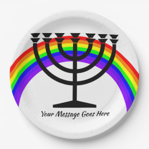 Menorah mit Regenbogen und Papierplatte Pappteller