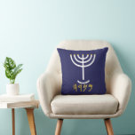 Menorah Paleo Hebrew Kissen<br><div class="desc">Menorah Paleo Hebräische Schrift. Personalisieren Sie das, indem Sie Ihren eigenen Namen hinzufügen. Um dies zu Ihrem eigenen Design "Klicken Sie auf "Weitere Anpassungen" ... oder "Dieses Design übertragen", um das gleiche Design auf ein anderes Produkt zu drucken. Woher kommt die Menorah? Es kommt aus der Bibel, in dem Buch...</div>