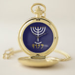 Menorah Paleo Hebrew Taschenuhr<br><div class="desc">Menorah Paleo Hebräische Schrift. Personalisieren Sie das, indem Sie Ihren eigenen Namen hinzufügen. Um dies zu Ihrem eigenen Design "Klicken Sie auf "Weitere Anpassungen" ... oder "Dieses Design übertragen", um das gleiche Design auf ein anderes Produkt zu drucken. Woher kommt die Menorah? Es kommt aus der Bibel, in dem Buch...</div>