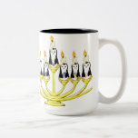 Menorah Pinguine Zweifarbige Tasse<br><div class="desc">Wer sagte, dass Weihnachten Pinguine besitzen muss? Lassen Sie diese kleinen Penguins mit Ihnen und Ihren geliebten während der Jahreszeit feiern. Jedes kommt mit einem Geschenk für jede Nacht.</div>