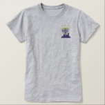 Menorah Snowfamily Besticktes T-Shirt<br><div class="desc">Wunderschönes besticktes Design verfügt über eine Familie von Schneemenschen,  die auf einen Baum Menorah schauen,  überragt von glühenden Sternen. Feiern Sie Hanukkah und Judentum mit diesem schönen Design.</div>