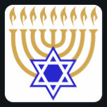 Menorah und der Star von David Quadratischer Aufkleber<br><div class="desc">Goldmenorah mit blauem Stern von David im Zentrum</div>