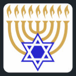Menorah und der Star von David Quadratischer Aufkleber<br><div class="desc">Goldmenorah mit blauem Stern von David im Zentrum</div>