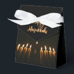 Menorah und Imitate Gold Script Happy Hanukkah Geschenkschachtel<br><div class="desc">Menorah und Imitate Gold Script Happy Hanukkah Gastgeschenk Box</div>