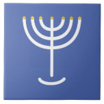 Menorah White Gold Blue Fliese<br><div class="desc">Menorah weißen goldblauen Fliesen. Personalisieren Sie das, indem Sie Ihren eigenen Namen hinzufügen. Um dies zu Ihrem eigenen Design "Klicken Sie auf "Weitere Anpassungen" ... oder "Dieses Design übertragen", um das gleiche Design auf ein anderes Produkt zu drucken. Woher kommt die Menorah? Es kommt aus der Bibel, in dem Buch...</div>