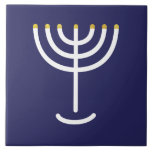 Menorah White Gold Marine Fliese<br><div class="desc">Menorah weißen goldblauen Fliesen. Personalisieren Sie das, indem Sie Ihren eigenen Namen hinzufügen. Um dies zu Ihrem eigenen Design "Klicken Sie auf "Weitere Anpassungen" ... oder "Dieses Design übertragen", um das gleiche Design auf ein anderes Produkt zu drucken. Woher kommt die Menorah? Es kommt aus der Bibel, in dem Buch...</div>