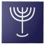 Menorah White Navy Fliese<br><div class="desc">Menorah weiße Fliesen. Personalisieren Sie das, indem Sie Ihren eigenen Namen hinzufügen. Um dies zu Ihrem eigenen Design "Klicken Sie auf "Weitere Anpassungen" ... oder "Dieses Design übertragen", um das gleiche Design auf ein anderes Produkt zu drucken. Woher kommt die Menorah? Es kommt aus der Bibel, in dem Buch des...</div>