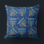 Menorahs und Der Star von David Hanukah Pattern Kissen<br><div class="desc">Menorahs und The Star of David Hanukkah Pattern Kissen Die achttägige jüdische Feier namens Hanukkah oder Chanukah erinnert an die Umwidmung des Zweiten Tempels in Jerusalem während des zweiten Jahrhunderts v. Chr., wo sich die Juden laut Legende gegen ihre griechisch-syrischen Unterdrücker im Maccabean Revolt erhoben hatten. Hanukkah, das bedeutet "Widmung"...</div>