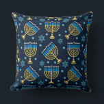 Menorahs und The Star von David Hanukkah Pattern Kissen<br><div class="desc">Menorahs und The Star of David Hanukkah Pattern Kissen Die achttägige jüdische Feier namens Hanukkah oder Chanukah erinnert an die Umwidmung des Zweiten Tempels in Jerusalem während des zweiten Jahrhunderts v. Chr., wo sich die Juden laut Legende gegen ihre griechisch-syrischen Unterdrücker im Maccabean Revolt erhoben hatten. Hanukkah, das bedeutet "Widmung"...</div>