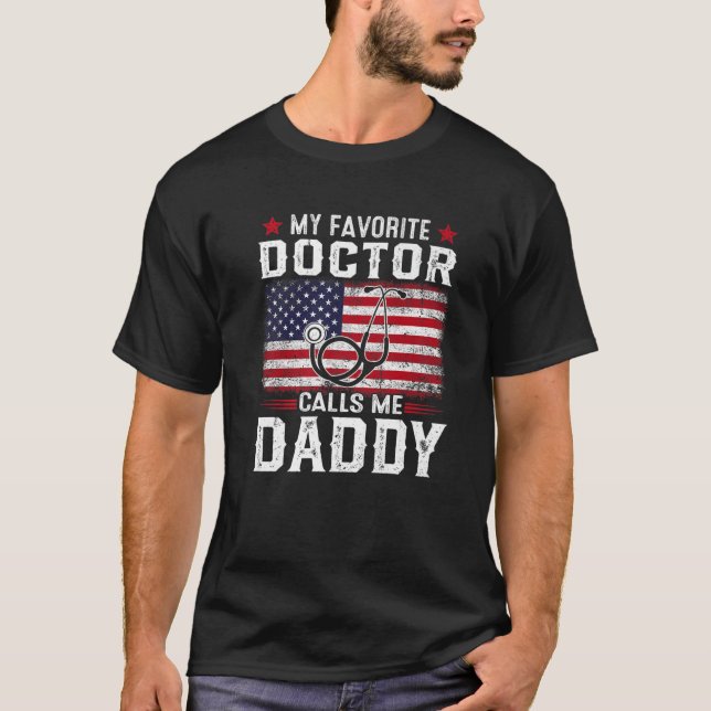 Mens American Flag Mein Lieblingsarzt nennt mich V T-Shirt (Vorderseite)