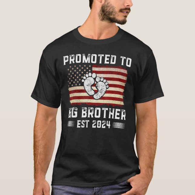 Mens befördert zum großen Bruder 2024 zum ersten M T-Shirt (Vorderseite)