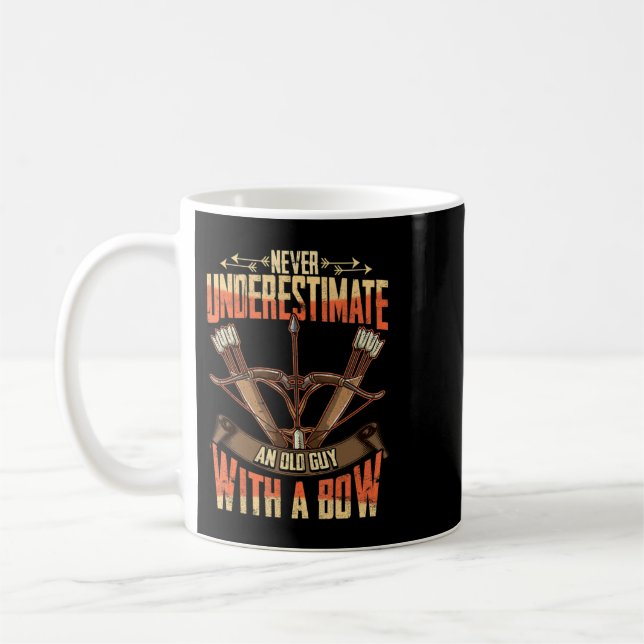 Mens Bowhunter unterschätzt nie einen alten Mann m Kaffeetasse (Links)