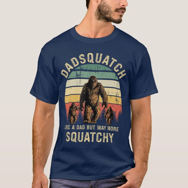 Mens Dadsquatch Like A Dad Way More Squatchy Funny T-Shirt (Vorderseite)