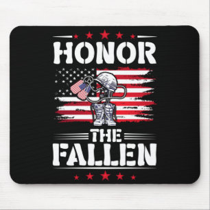 Mens ehren die gefallenen Veteranen im militärisch Mousepad