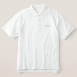 Mens Groom Classic Polo Shirt<br><div class="desc">Klassisches PoloShirt für den Groom wird in Rot mit weißen bestickten Buchstaben gezeigt. Passen Sie dieses Shirt an oder kaufen Sie,  wie es ist.</div>
