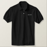 Mens Groom Classic Polo Shirt<br><div class="desc">Klassisches Shirt für den Groom in Schwarz mit weißen bestickten Buchstaben.</div>