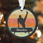 Mens Gymnastik Gymnastik Sunset Custom Christmas Ornament<br><div class="desc">Mens Gymnastics Boys Team Sunset. Starker männlicher Gymnast auf einem Pommelpferd vor einem coolen Retro-Sonnenuntergang. Phantastische personalisierte Weihnachtsschmuck.</div>