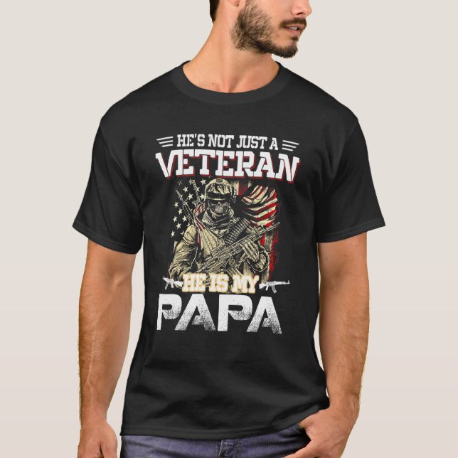 Mens Hes ist nicht nur ein Veteran, er ist mein Pa T-Shirt (Vorderseite)