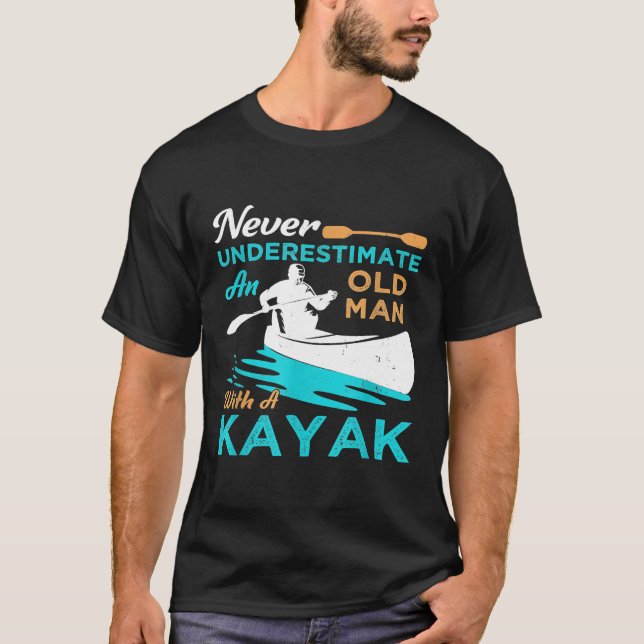 Mens Kayak Lover Geschenk nie unterschätzen, ein a T-Shirt (Vorderseite)