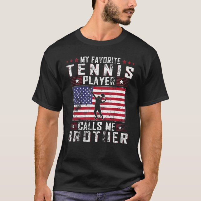 Mens mein LieblingsTennisspieler nennt mich Bruder T-Shirt (Vorderseite)