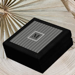 Mens Mit Monogramm Jewelier Box Geschenkbox<br><div class="desc">Suchen Sie eine Herren Schmuckbox für diesen besonderen Mann? Diese großartige Herren Schmuckbox mit grauem Pinstripe-Design und einem Monogramm in der Mitte. Eine großartige personalisierte Schmuckbox für diesen besonderen Mann in deinem Leben. Copyright Kathy Henis</div>