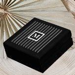 Mens Mit Monogramm Schmuckboxen in Schwarz Geschenkbox<br><div class="desc">Die Schmuckschachteln von Männern, die gut aussehen, können schwer zu finden sein, aber hier ist eine, die sicher dem unterschiedlichsten Mann gefallen wird. Dieses männliche Schmuckstück hat ein auffallendes schwarz-weißes Pinstripmuster mit einem Monogramm in der Mitte. Eine sehr markante Herrenschmuckbox für alle besonderen Männer in Ihrem Leben. Copyright Kathy Henis...</div>