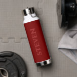 Mens Modern Burgundy Personalisiert Gym Trinkflasche<br><div class="desc">Bleibe im Fitnessraum mit dieser Men's Modern Burgundy Personalisiert Gym Water Flasche. Das moderne minimalistische Design mit dunkelrotem Hintergrund und monochromen, kühnen Typografienamen in der Vorderseite. Perfekte Geschenkidee für ihn während des Trainings und Trainings! Klicken Sie auf Vorlagenoption personalisieren und geben Sie den Namen ein.</div>