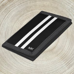 Mens Monogram Black and White Strip Wallet Trifold Geldbörse<br><div class="desc">Dieses Design der Brieftasche weist weiße Rennstreifen auf schwarz,  mit einem Platz für Ihr Monogramm (in weiß) unten rechts. Das ist ein großartiges Geschenk für Männer. Copyright Kathy Henis</div>