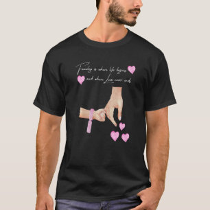 Mens neuer Vater und Tochter, die die Hände eines  T-Shirt