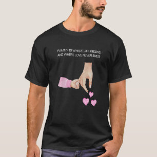 Mens neuer Vater und Tochter, die die Hände eines  T-Shirt